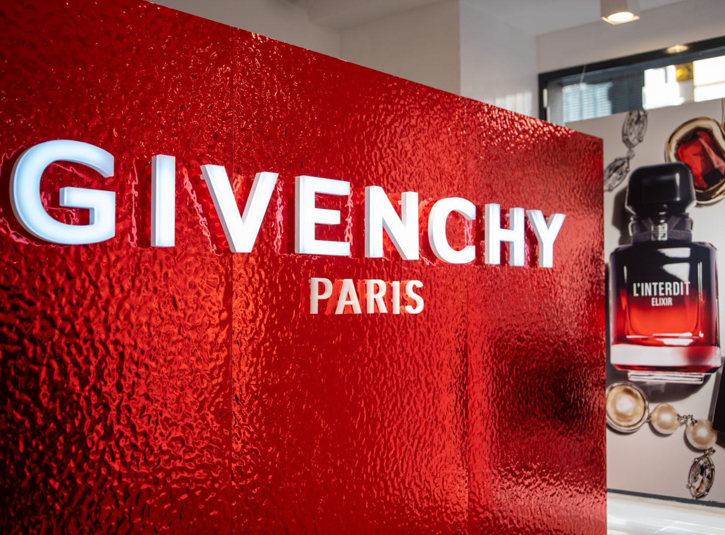 Givenchy L’Interdit Elixir | Producción y montaje de pop-up