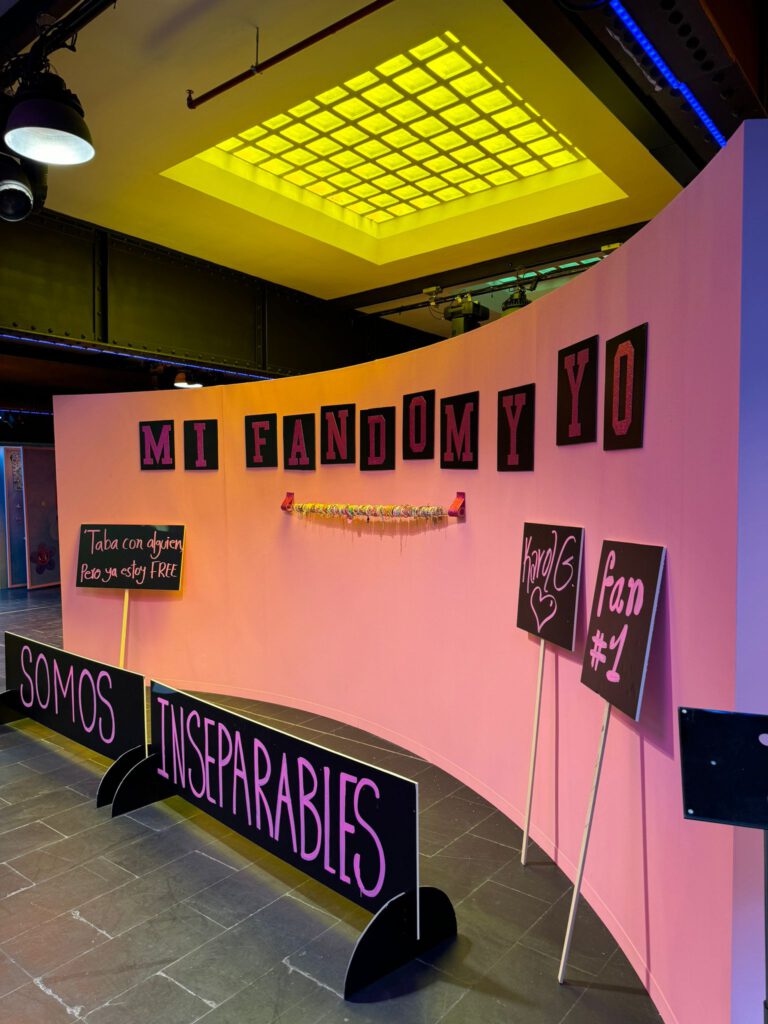 Zona del museo Mañana Será Bonito de Karol G en Madrid, con decoración rosa, carteles de fans y el mensaje "Mi fandom y yo" como parte del branding experiencial.