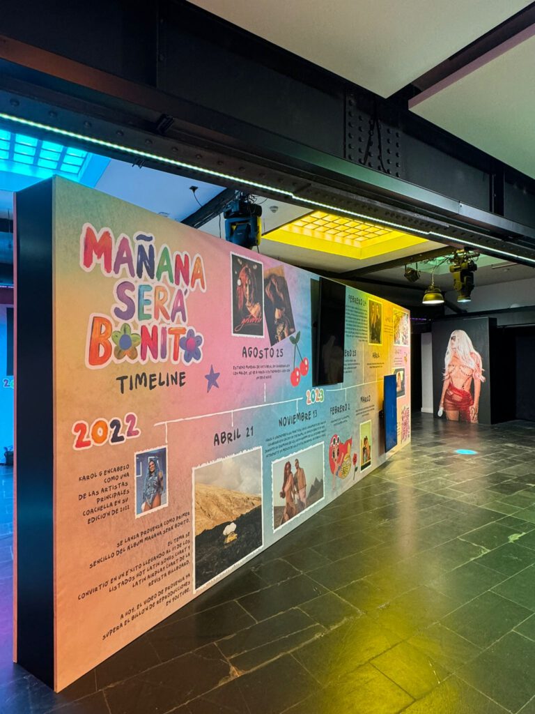 Timeline del museo Mañana Será Bonito de Karol G en Madrid, con hitos de su gira y trayectoria musical, diseño de branding experiencial.
