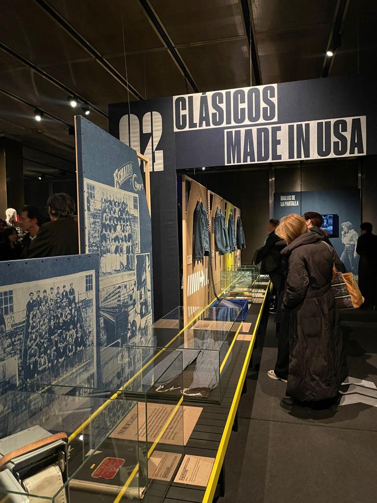 Diseño y montaje escenográfico de la exposición JEANS en el Museo del Traje
