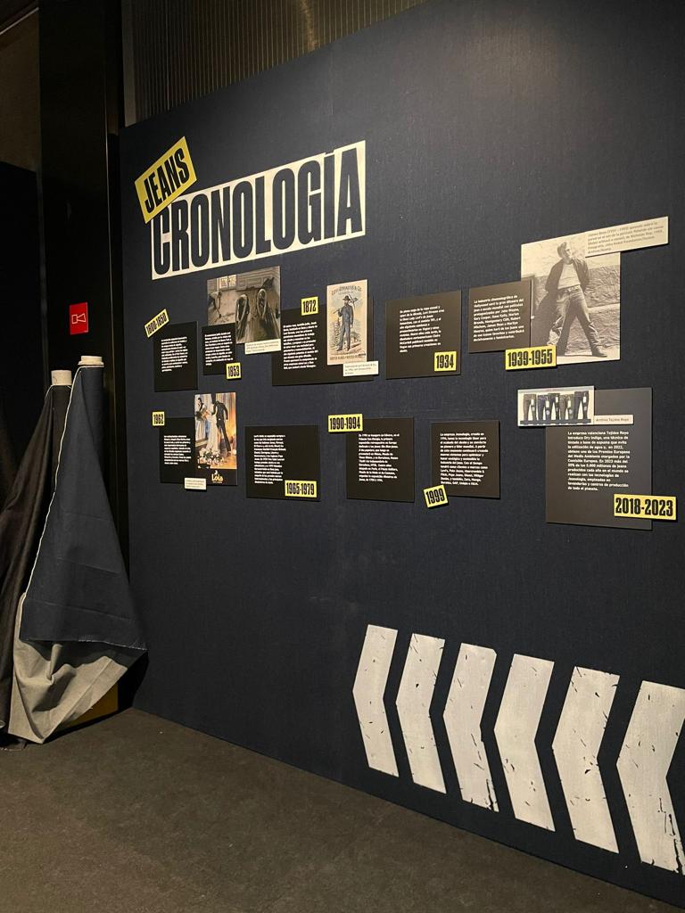 Diseño y montaje escenográfico de la exposición JEANS en el Museo del Traje