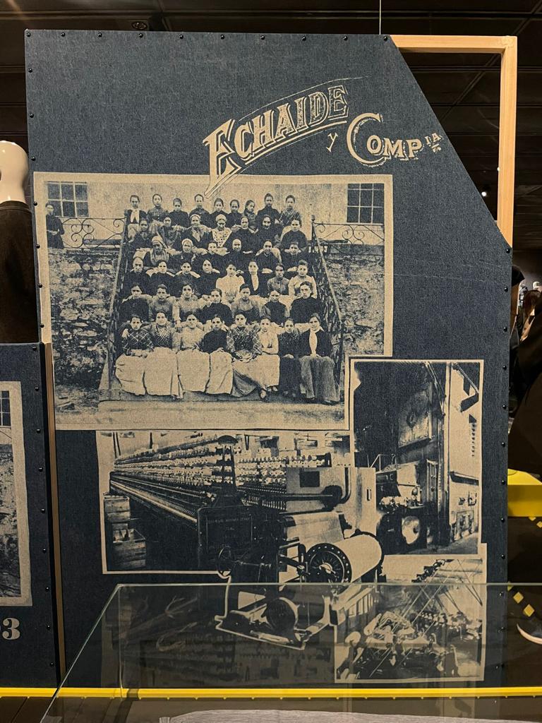 Diseño y montaje escenográfico de la exposición JEANS en el Museo del Traje