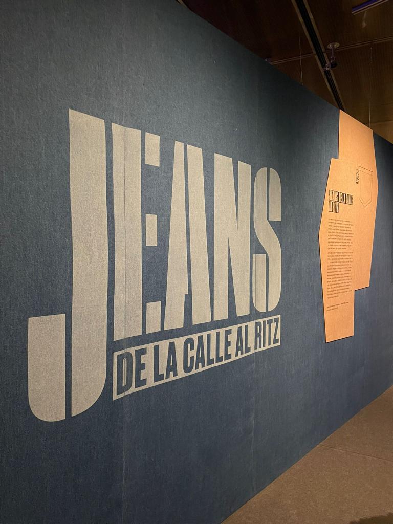 Exposición JEANS: diseño y montaje escenográfico en el Museo del Traje